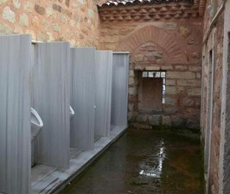 5 asırlık cami duvarına pisuvar