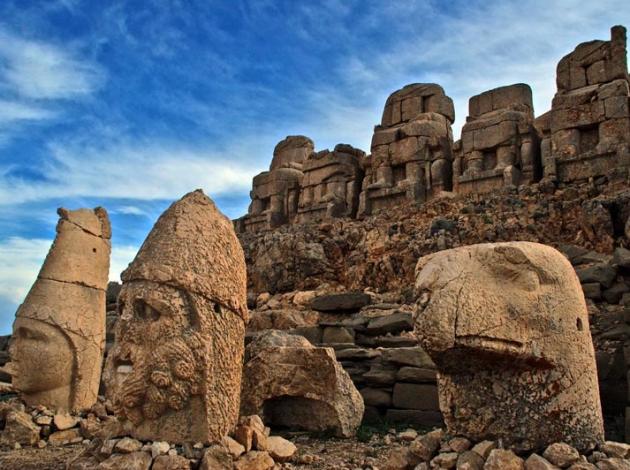 Nemrut'ta 97 turist donmaktan son anda kurtarıldı