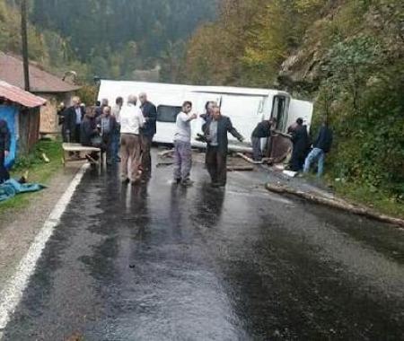 Acentecileri taşıyan otobüs devrildi: 16 yaralı
