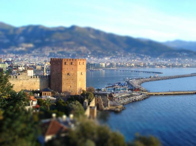 Alanya Arap turiste göz kırpıyor