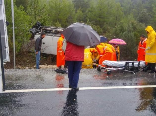 Antalya’da tur kazası: 1 ölü, 17 yaralı