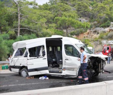 Antalya'da turist midibüsü devrildi