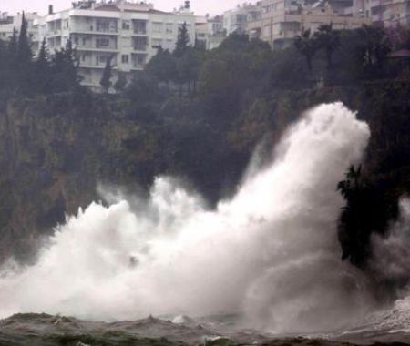 Antalya'da yağış ve fırtına hayatı felç etti