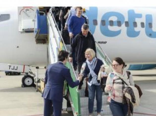 Antalya’nın ilk turist kafilesi törenle karşılandı 