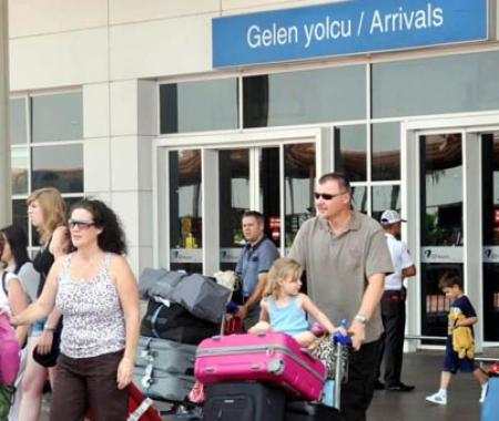 Antalya'ya gelen turist yarı yarıya azaldı