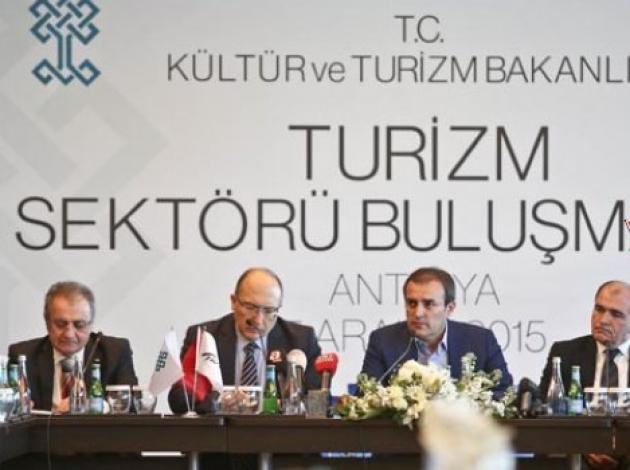 Bakan turizmcilerle Antalya'da buluştu