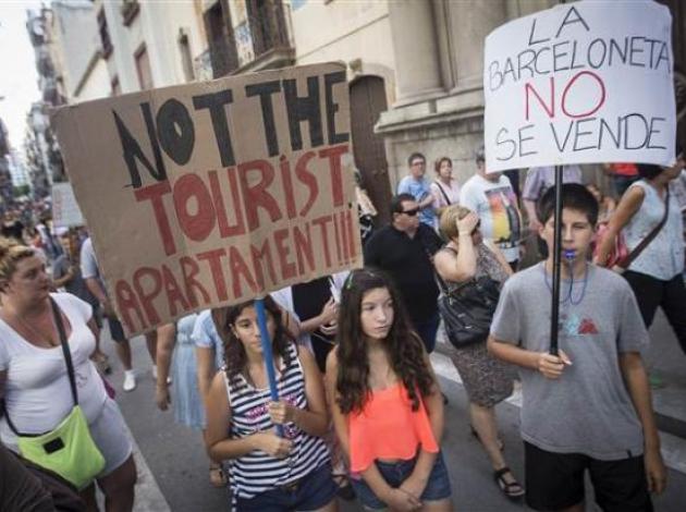 Barcelona 'Edepsiz' turistlere karşı sokakta