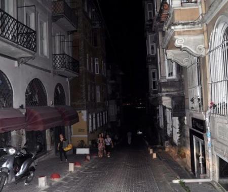 Beyoğlu karanlıkta, turistler el feneriyle sokakta