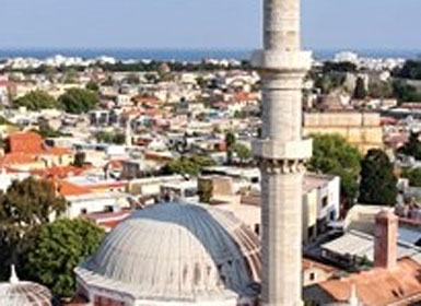 Komşu, Türk turist için camileri onarıyor...