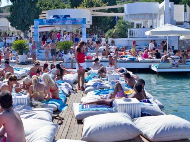 Çeşme ve Bodrum beach'leri para basıyor