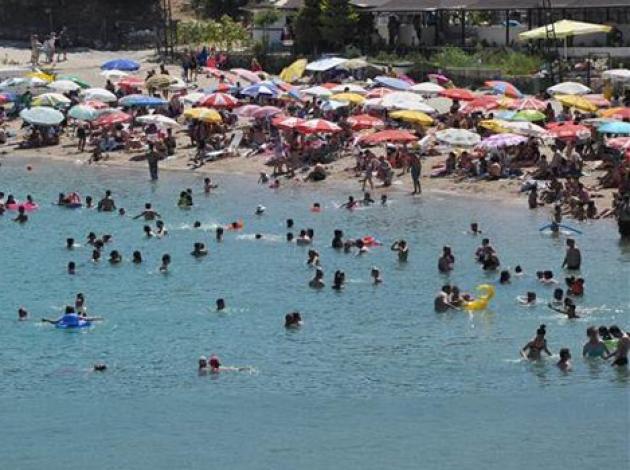 Çeşme'ye kamyonla tatilci akını