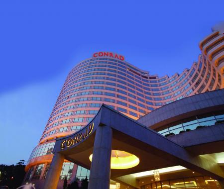 Misafiri yan odada kalırken yenilenen otel