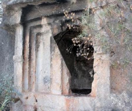 Depo olarak kullanılan antik kaya mezarları boşaltıldı