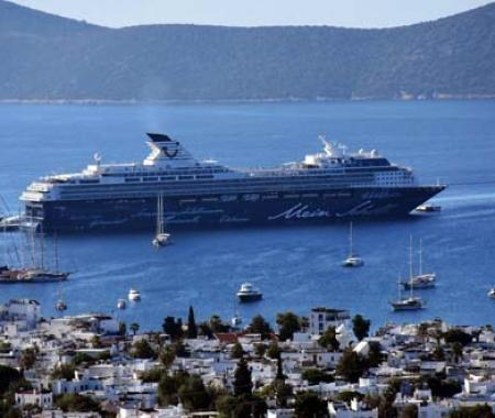 Dev gemi Bodrum'a bereketiyle geldi