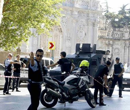Dolmabahçe'de polislere silahlı saldırı