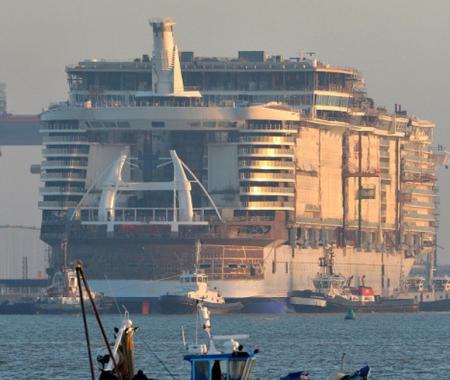 Dünyanın en büyük cruise gemisi denizle buluştu