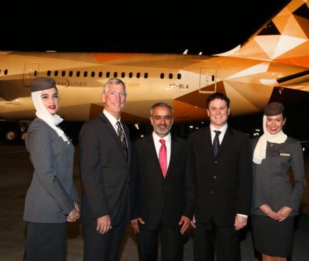 Etihad'ın ilk Boeing 787-9 Dreamliner uçağı hangardan çıktı