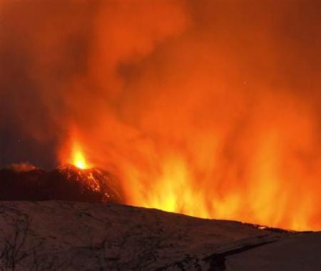 Etna Yanardağı patladı, 10 turist yaralandı