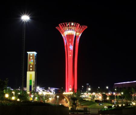 EXPO Kulesi ay yıldızlı renklere büründü