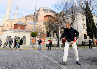 Ayasofya önünde kriket oynadı…