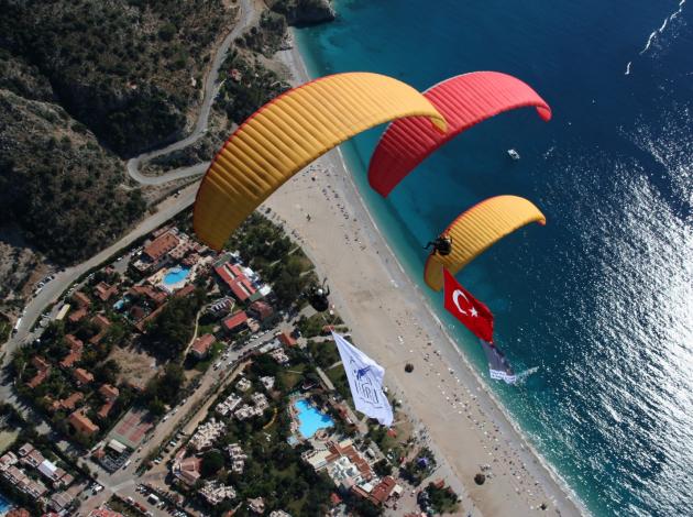 Fethiye'de paraşütçüler havada çarpıştı