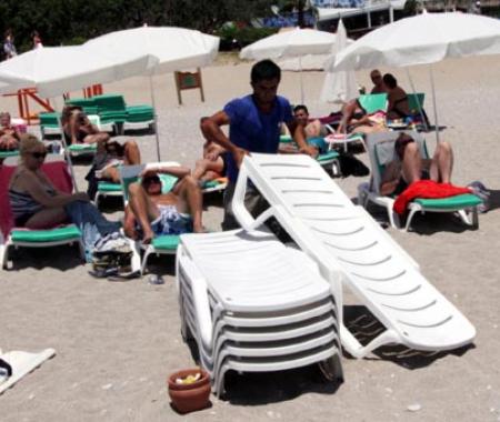 Turistlerin altından şezlongları aldılar