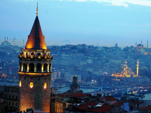 Galata Kulesi'nde 'Çay bahçesi' bombası