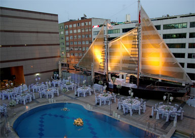 Grand Cevahir Hotel'de şölene dönüşen iftarlar...