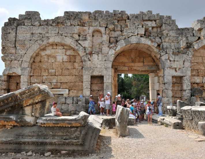 Her üç turistten biri Perge'yi görecek