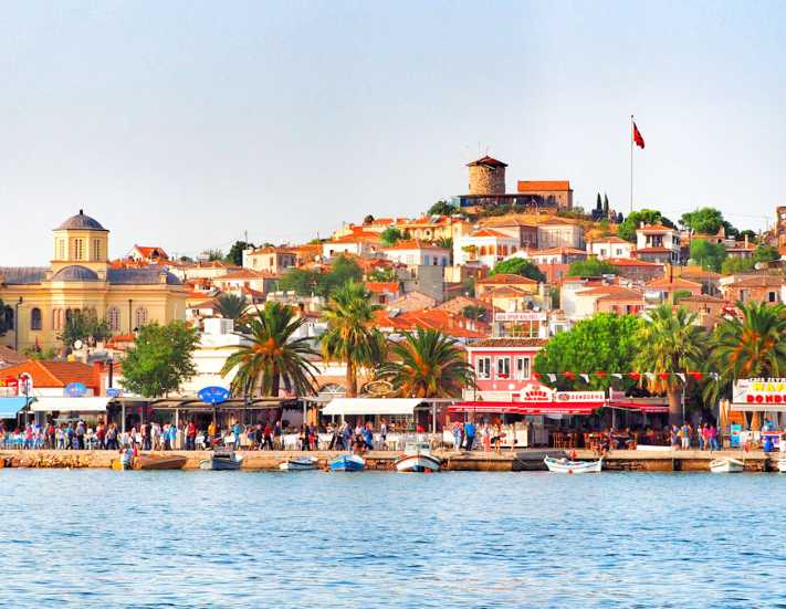 Cunda Adası'na otel bombardımanı