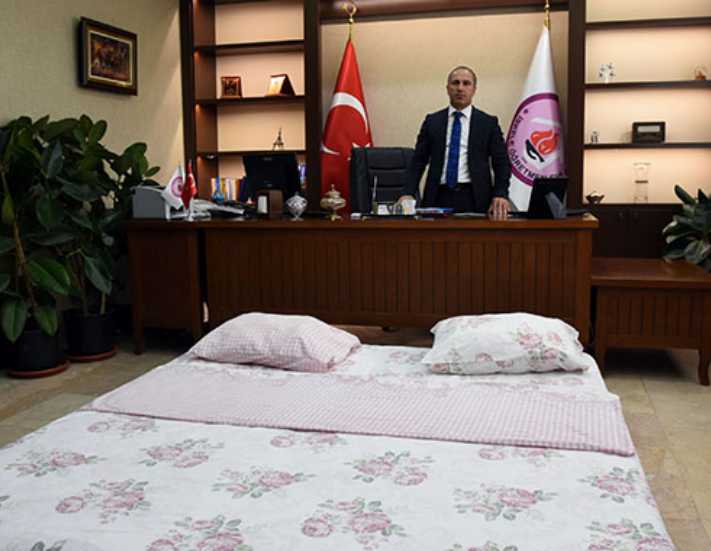 Müdür turistleri makam odasında misafir ediyor