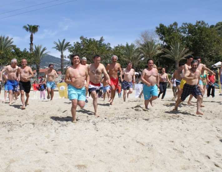 Turizmciler turistlerle birlikte denize girdi