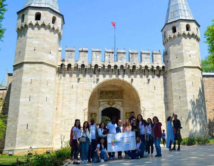Üniversiteliler Erasmuslu arkadaşlarına İstanbul'u tanıttı