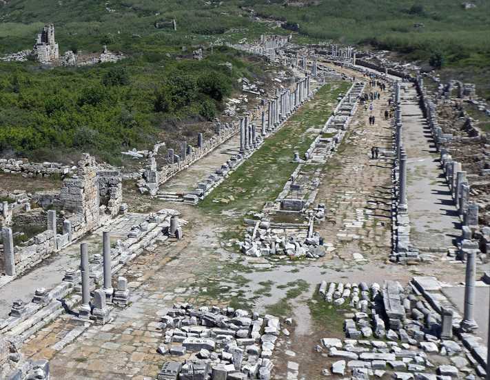 Rehberler Perge'yi ayağa kaldırıyor
