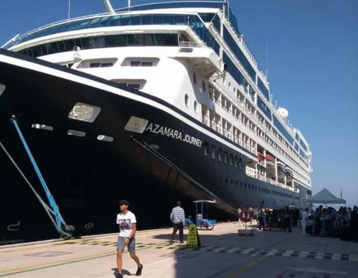Dünya turuna çıkan İngiliz ve Amerikalı turistler Kuşadası'nda