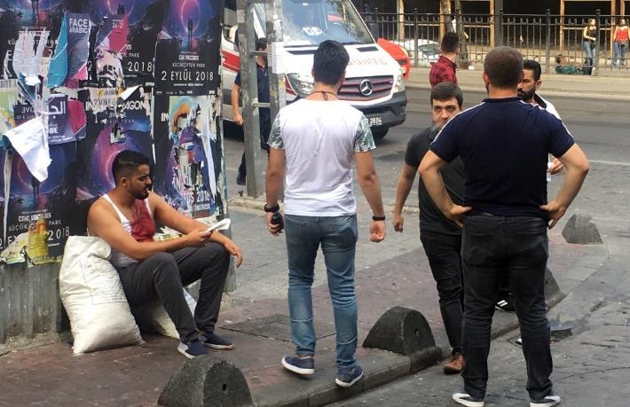 Taksim'de turistler birbirine girdi