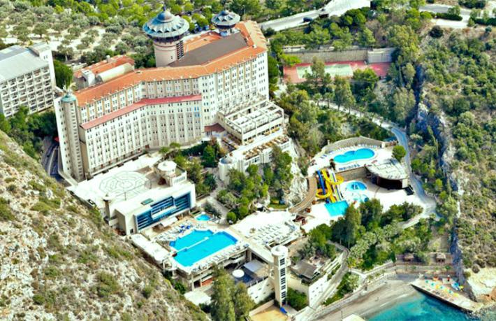 Ünlü ailenin Kuşadası'ndaki oteline icra