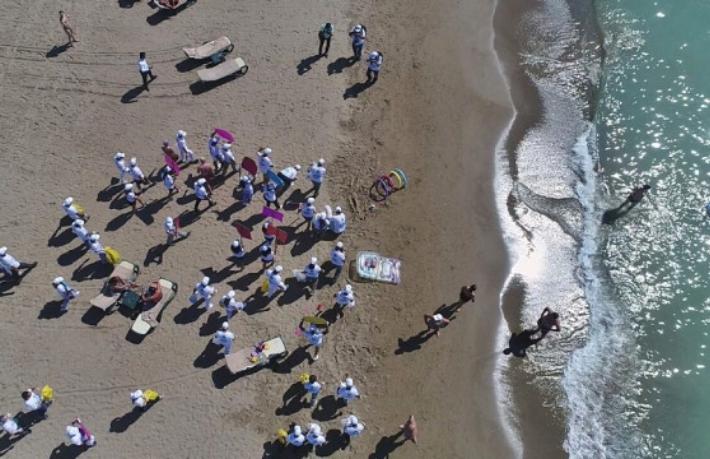 'Dünya Temizlik Günü'nde turistler sahilleri temizledi