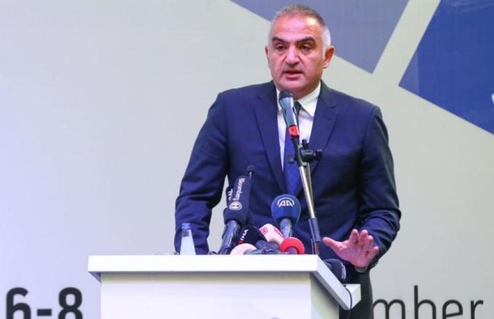 Bakan Ersoy'un özgeçmişine 'Reklam tabelası' eleştirisi