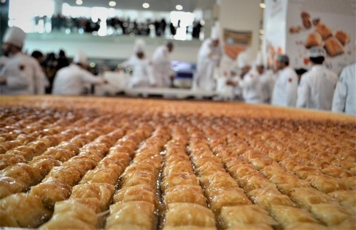 Dünyanın en büyük baklavası en çok izlenen video oldu