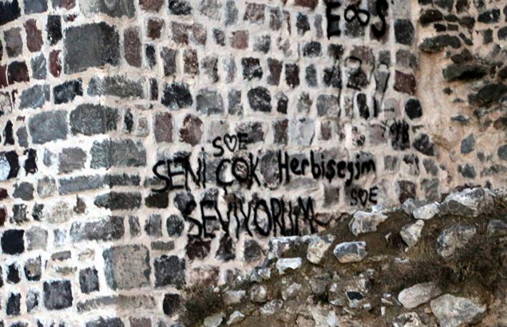 Türkiye'nin 2'nci büyük kalesinde tepki çeken vandallık