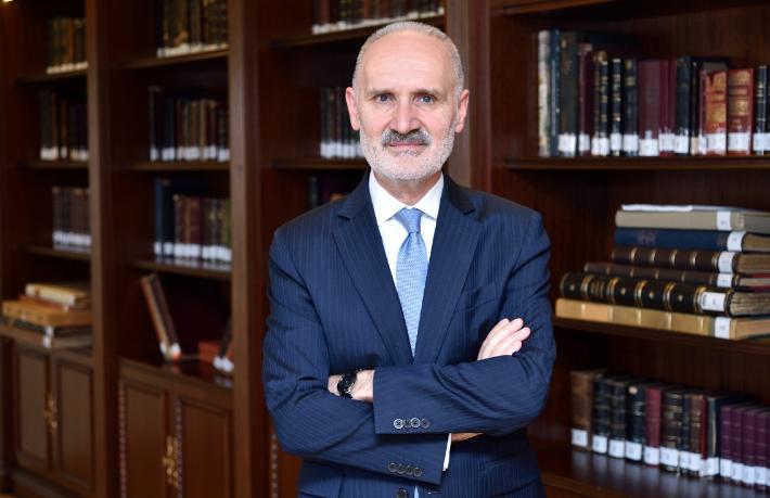 Avdagiç: Camdan bakınca ekmek görmeliyiz