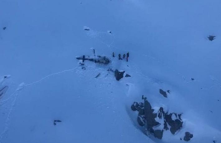 Turist uçağıyla helikopter çarpıştı