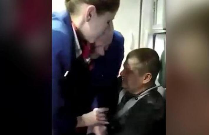 Antalya uçağında yolcu hostesi dövdü