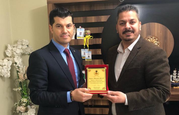 Batman'ın turizm elçisi Hüseyin Aslan'a plaket