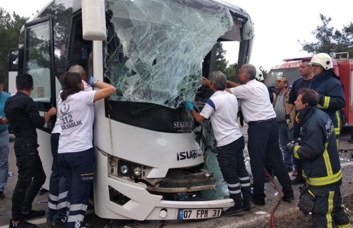 Kemer'de otel servisi kazası: 1 ölü, 17 yaralı