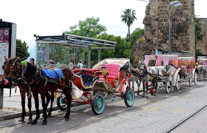 Kuşadası'nda faytonlar kaldırıldı