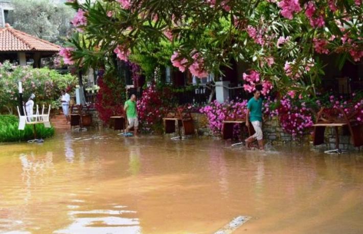 Bodrum'da 5 yıldızlı oteller sular altında kaldı