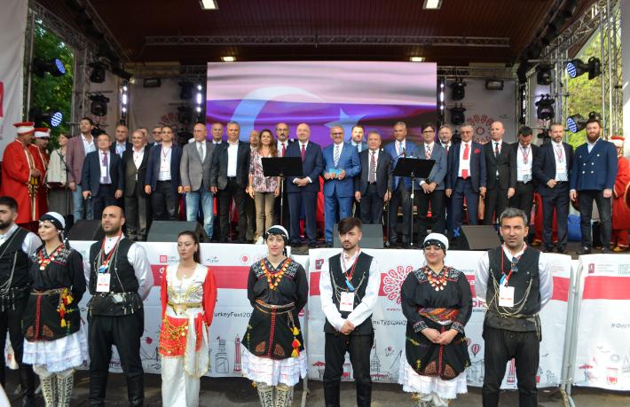 Rusya'da yağmura rağmen Türkiye Festivali’ne büyük ilgi