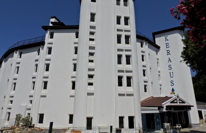 Hayali otel ismiyle yüzlerce kişi dolandırıldı